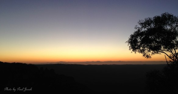 5.22am: I have the entire Blue mountains all to myself.